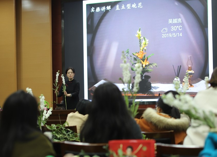 双腿中间被吸到发软的感觉