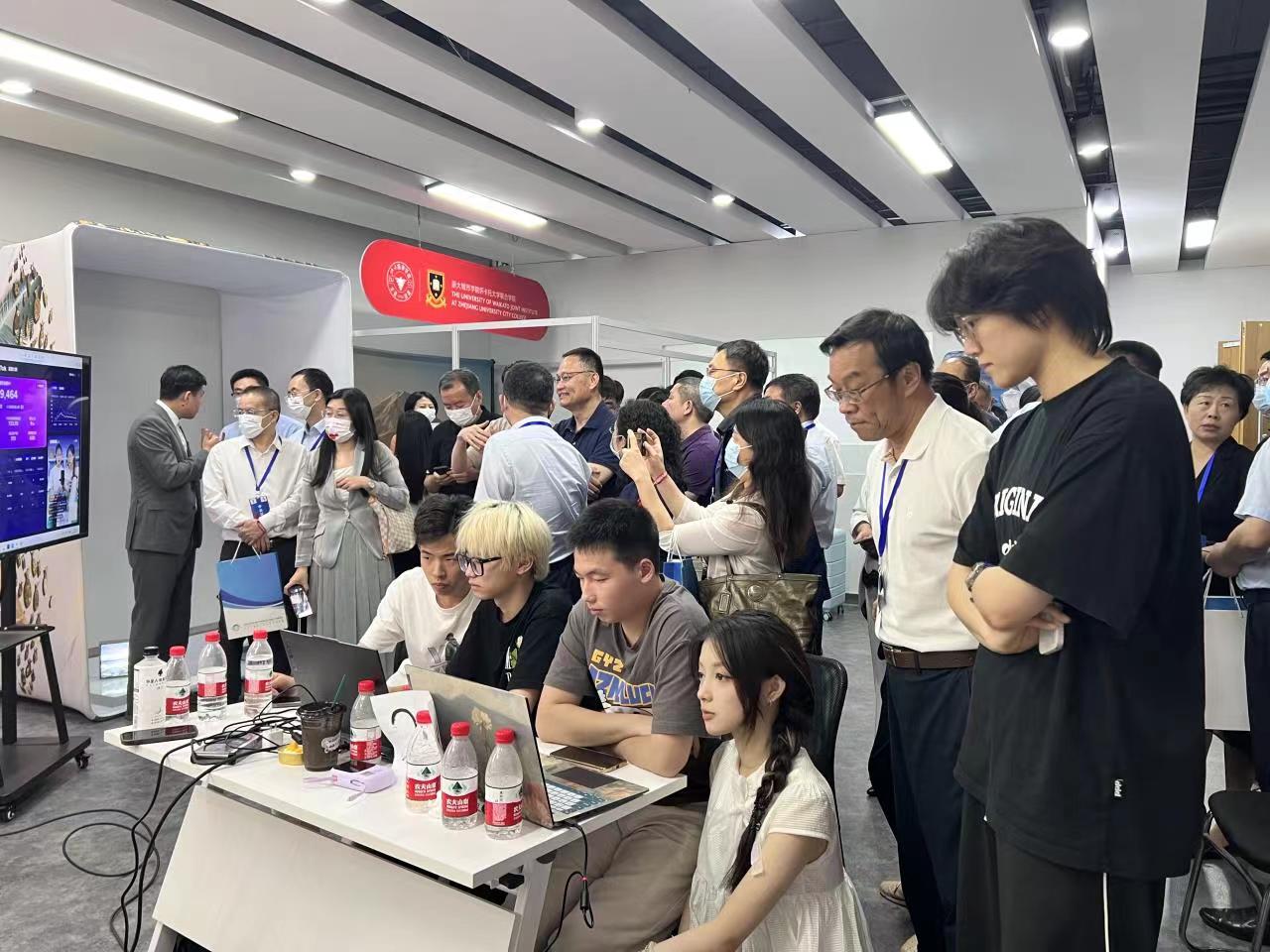 双腿中间被吸到发软的感觉