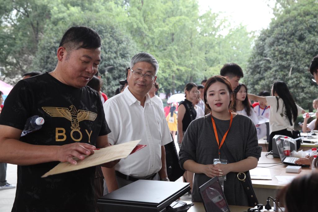 双腿中间被吸到发软的感觉